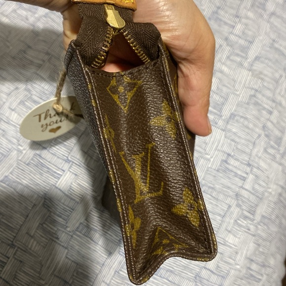 Lv toiletry 15 Authentic ✅ have cracks on the side canvass and clean inside ❤️ - Picture 4 of 11